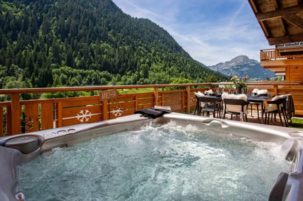 Terrasse et jacuzzi avec vue sur les montagnes, chalet en Valais