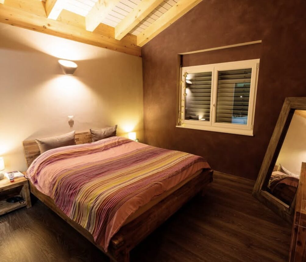 Chambre cosy sous charpente en bois