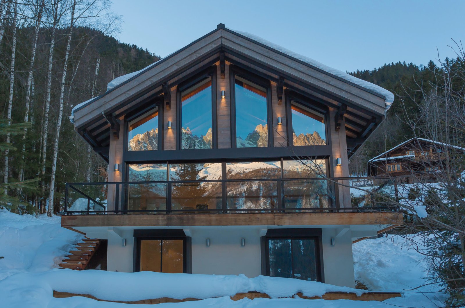 Chalet contemporain au crépuscule, vue sur les montagnes, Verbier